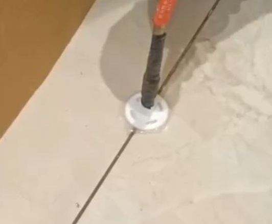 碧江瓷砖空鼓维修公司专业解答瓷砖在铺贴过程中，如果没有涂抹均匀到位的粘结材料（如水泥砂浆或瓷砖胶），可能会导致以下问题